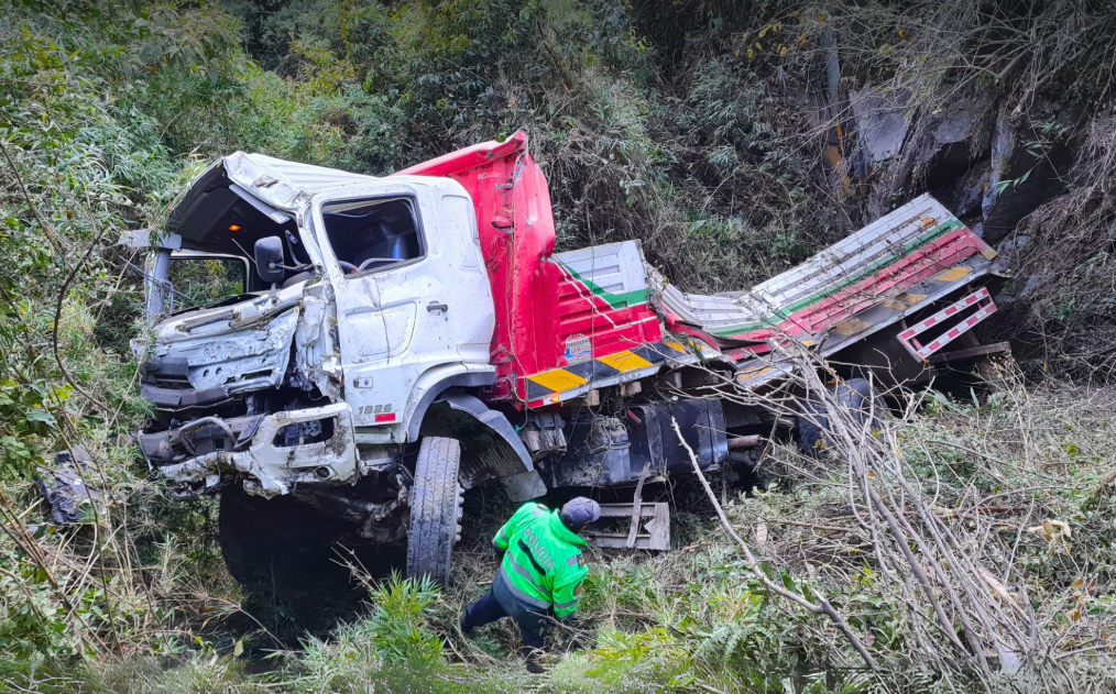CONDUCTOR RESULTA HERIDO TRAS DESPISTE Y VOLCADURA DE CAMIÓN EN LAMBRAMA